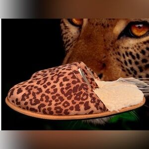 Amazon women’s size 11 Brown Leopard animal Print Slippers hard sole scuffs new